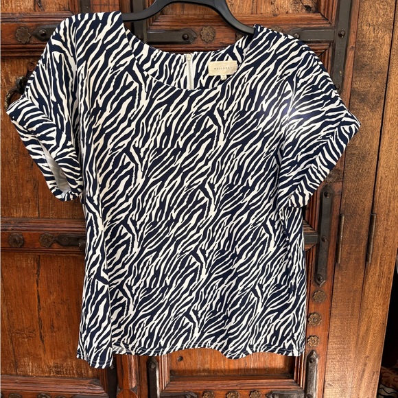 MELLODAY Tops - MELLODAY Blue and White Zebra Print Short Sleeve Top NWOT Size M